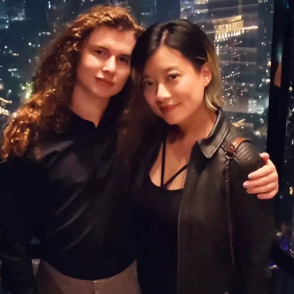 9 Potret kebersamaan Leony Trio Kwek Kwek bareng pacar bule, sudah akrab bareng orang tua