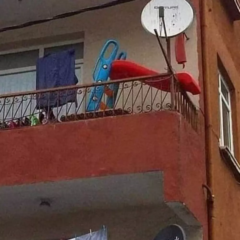 11 Potret kocak perosotan anak ini bentuk dan tempatnya nyeleneh banget, agak ngeri ya