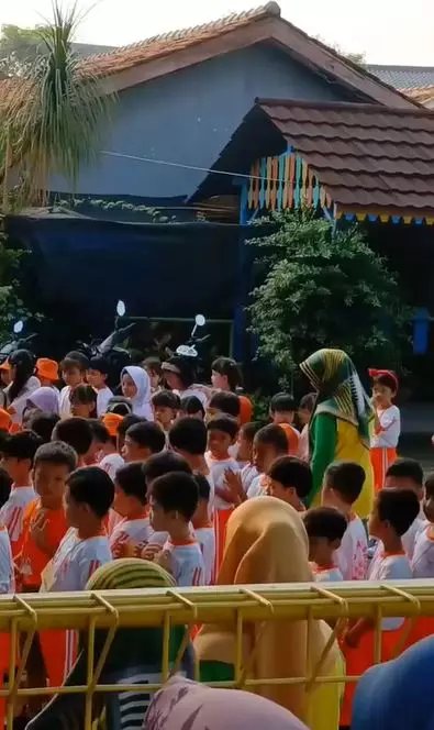 Momen kocak emak-emak antar anak TikTok
