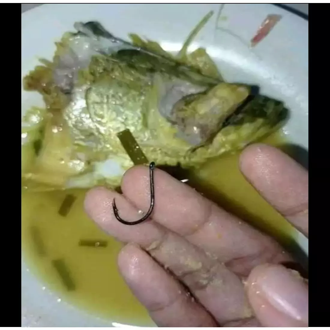 Teliti sebelum menyantap, 11 potret kocak order makanan ini malah dapat 'bonus' tak terduga