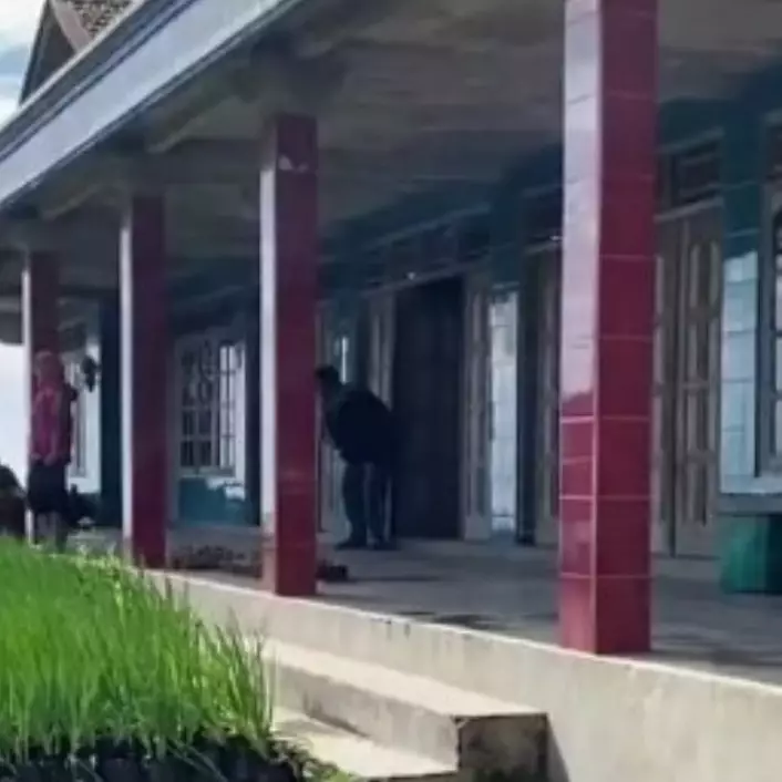 11 Potret rumah beralaskan semen ini milik pedangdut koplo, kini sang biduan banting stir jadi petani