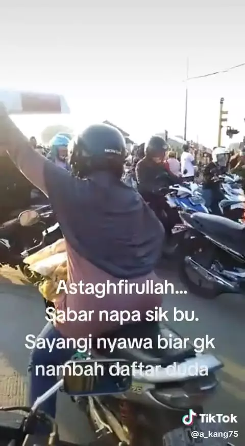 Pengendara bandel terobos palang kereta © TikTok