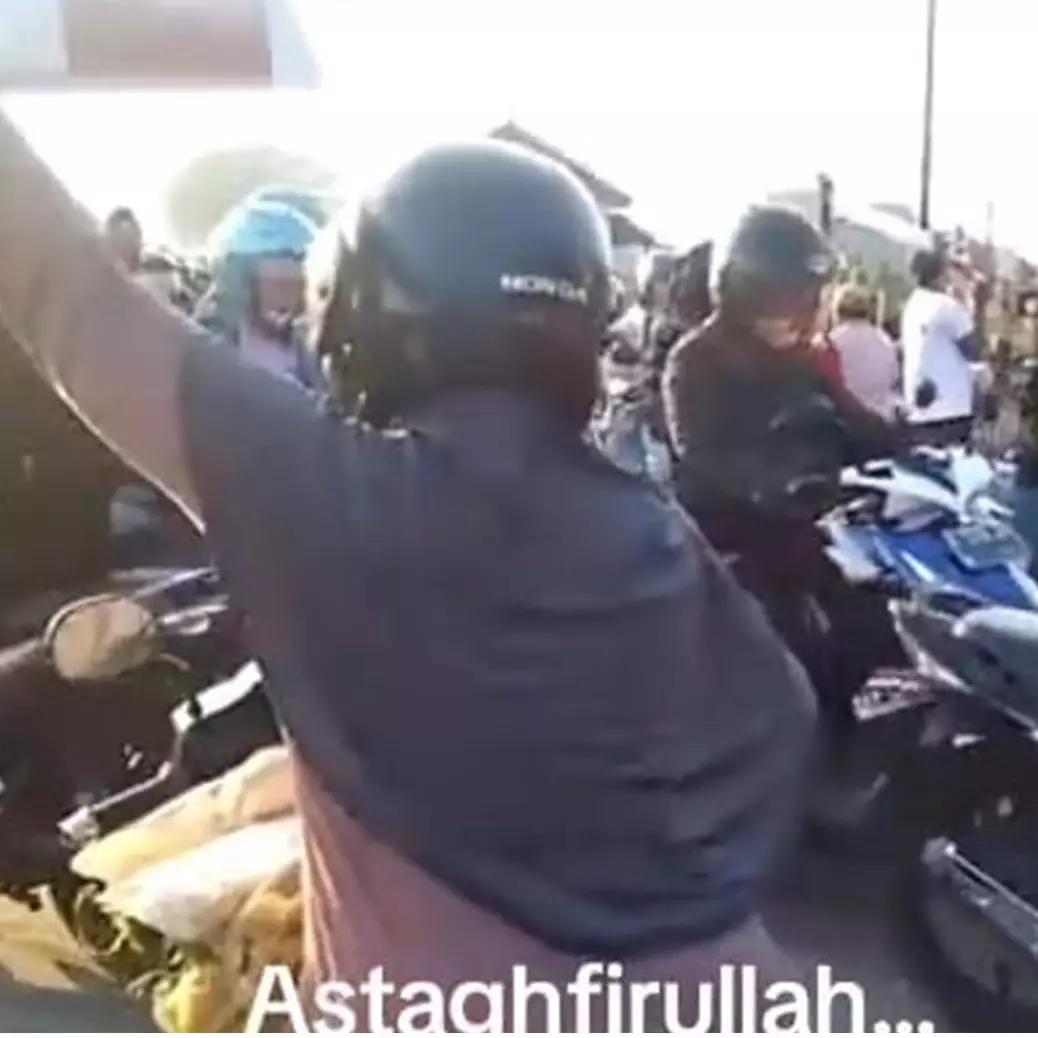 Aksi pengendara bandel terobos palang kereta ini endingnya bikin pengin ketawa tapi nggak tega