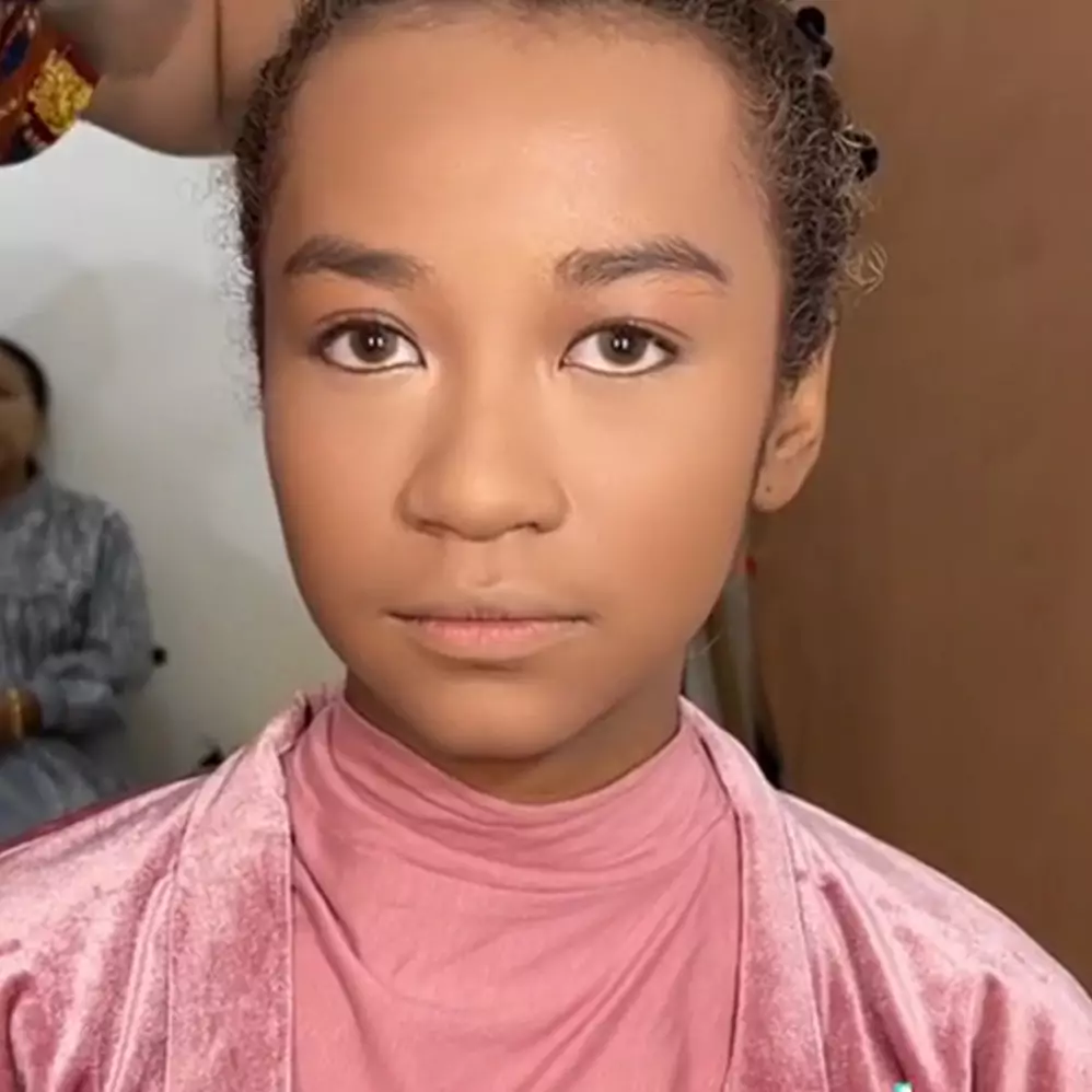 MUA 3 kali ganti foundation pas makeup-in remaja blasteran Brasil, warganet malah salfok sama hijab