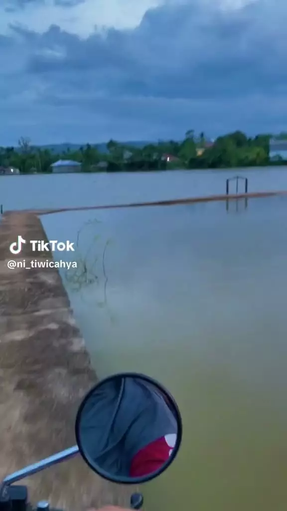 Aksi wanita kendarai motor di jalur air © TikTok Aksi wanita kendarai motor di jalur air © TikTok