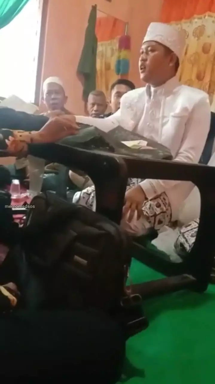 Pengantin pria pecahkan kaca meja saat ijab kabul © Instagram Pengantin pria pecahkan kaca meja saat ijab kabul © Instagram