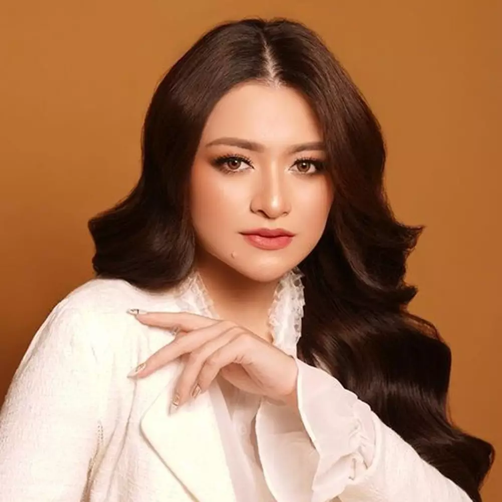 Beli mobil miliaran usai ngeluh uang bulanan dari Sule, 7 momen Nathalie Holscher pamer tunggangannya