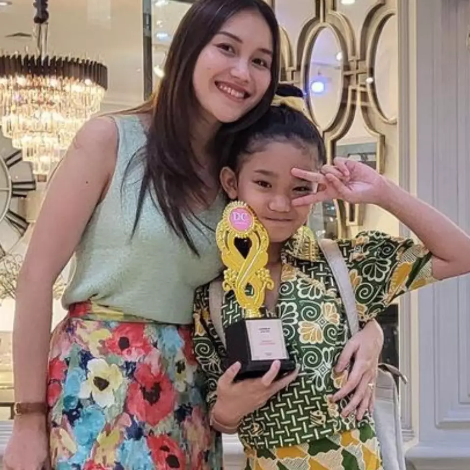 Bak anak SMA padahal masih SD, potret Bilqis anak Ayu Ting Ting pertama masuk sekolah ini manglingi