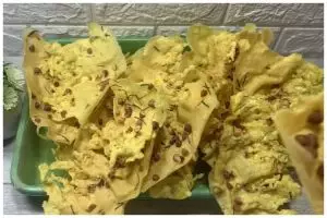 Jangan cuma pakai daun jeruk, ini trik goreng peyek kacang tanah agar hasilnya lebih wangi