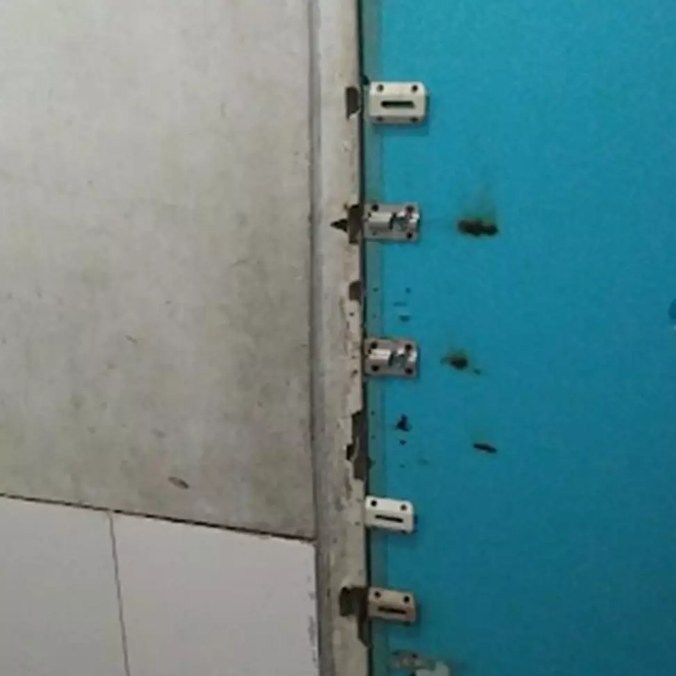 9 Potret kocak pengait pintu kamar mandi ini bikin nyengir lebar, nggak habis pikir