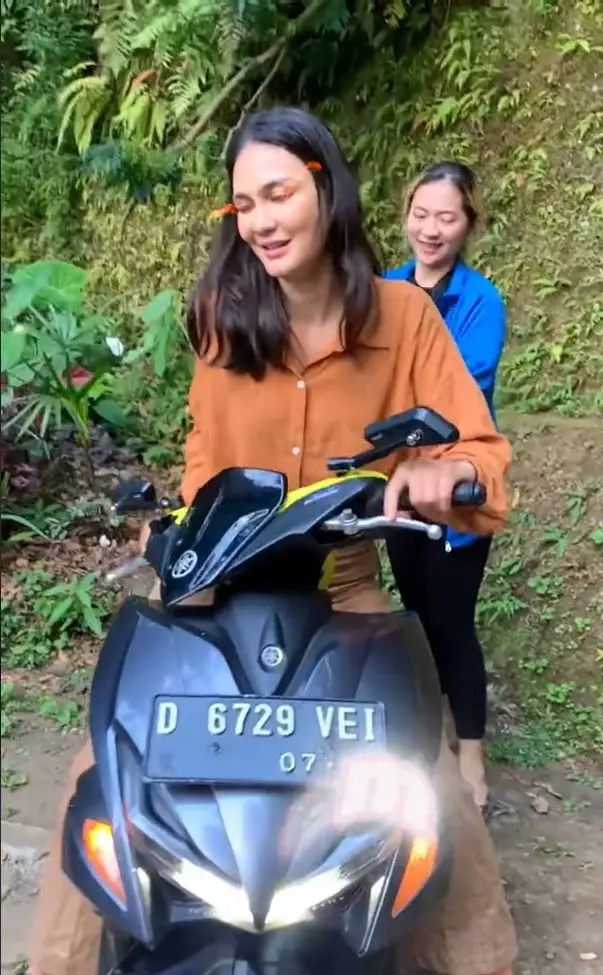 momen luna maya lancar naik motor jadi sorotan © berbagai sumber momen luna maya lancar naik motor jadi sorotan © berbagai sumber