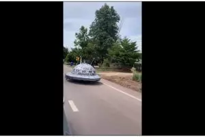 15 Potret kocak penampakan benda asing di jalanan ini seketika bikin kaget, endingnya geleng kepala