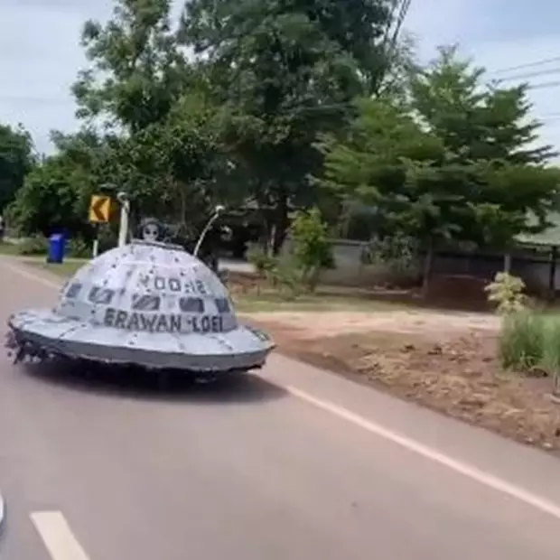 15 Potret kocak penampakan benda asing di jalanan ini seketika bikin kaget, endingnya geleng kepala