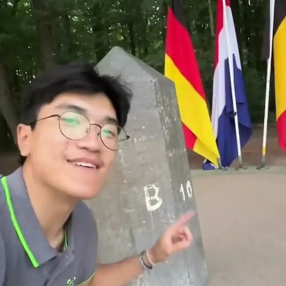 Heboh pria berdiri di 3 negara sekaligus pada saat yang bersamaan, begini fakta menariknya