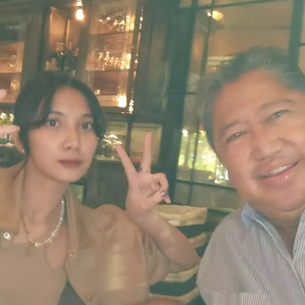 Potret kedekatan 11 seleb dan ayah mertua, Nia Ramadhani tak segan ajak nonton konser di LA