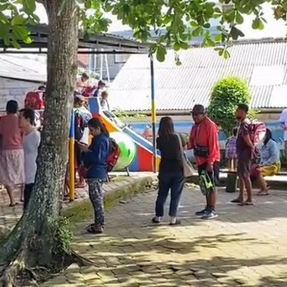 Momen kocak bapak-bapak jaga anaknya di TK, penampilannya bikin nyengir