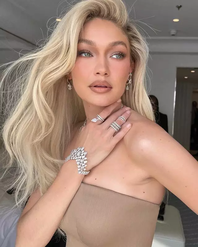 Gigi Hadid bawa ganja © Instagram Gigi Hadid bawa ganja © Instagram
