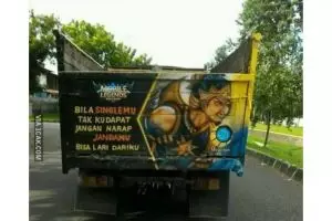 11 Tulisan lucu di truk ini bukannya kasih motivasi, jatuhnya malah bikin takut