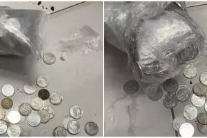 Momen pria buka bungkus uang receh hasil menukar ini bikin ngelus dada, diduga modus baru penipuan