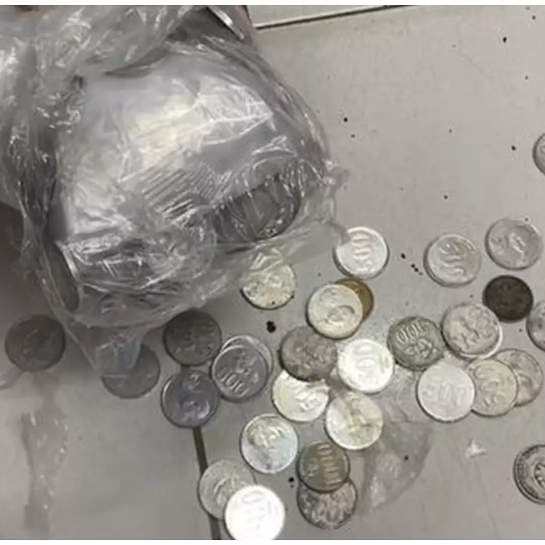 Momen pria buka bungkus uang receh hasil menukar ini bikin ngelus dada, diduga modus baru penipuan