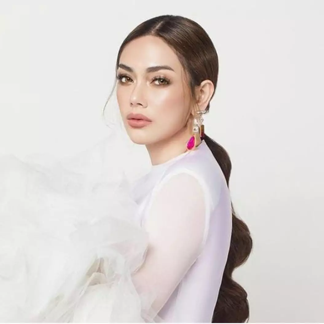 Gaya 11 seleb berdarah blasteran tampil anggun dengan sanggul, Paula Verhoeven bak putri keraton