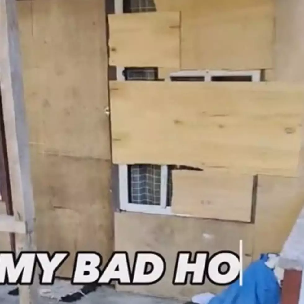 Dari luar tampak gudang, 9 potret kamar bak kos eksklusif ini set up studio podcast-nya bikin iri