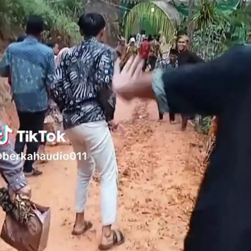 Penampakan lokasi menuju acara kondangan ini serasa tantangan di Ninja Warrior, bikin tamu ketar-ketir