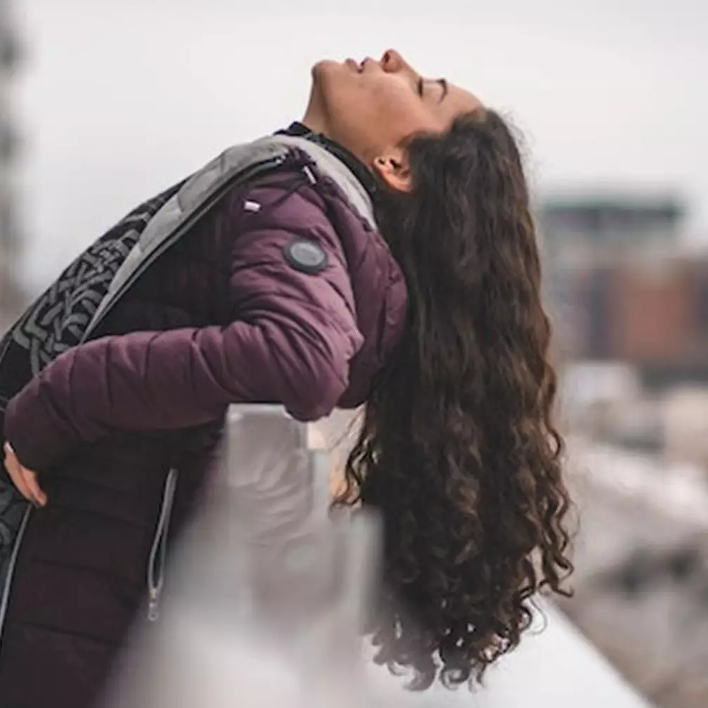 11 Arti mimpi punya rambut panjang menurut primbon Jawa, isyarat keberuntungan yang tak terduga