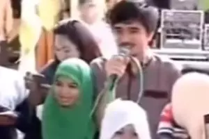 Momen 7 penyanyi nyumbang lagu di hajatan saudara, Duta Sheila On 7 sederhana diiringi organ tunggal