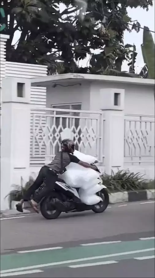 Potret kocak pengendara motor Berbagai sumber