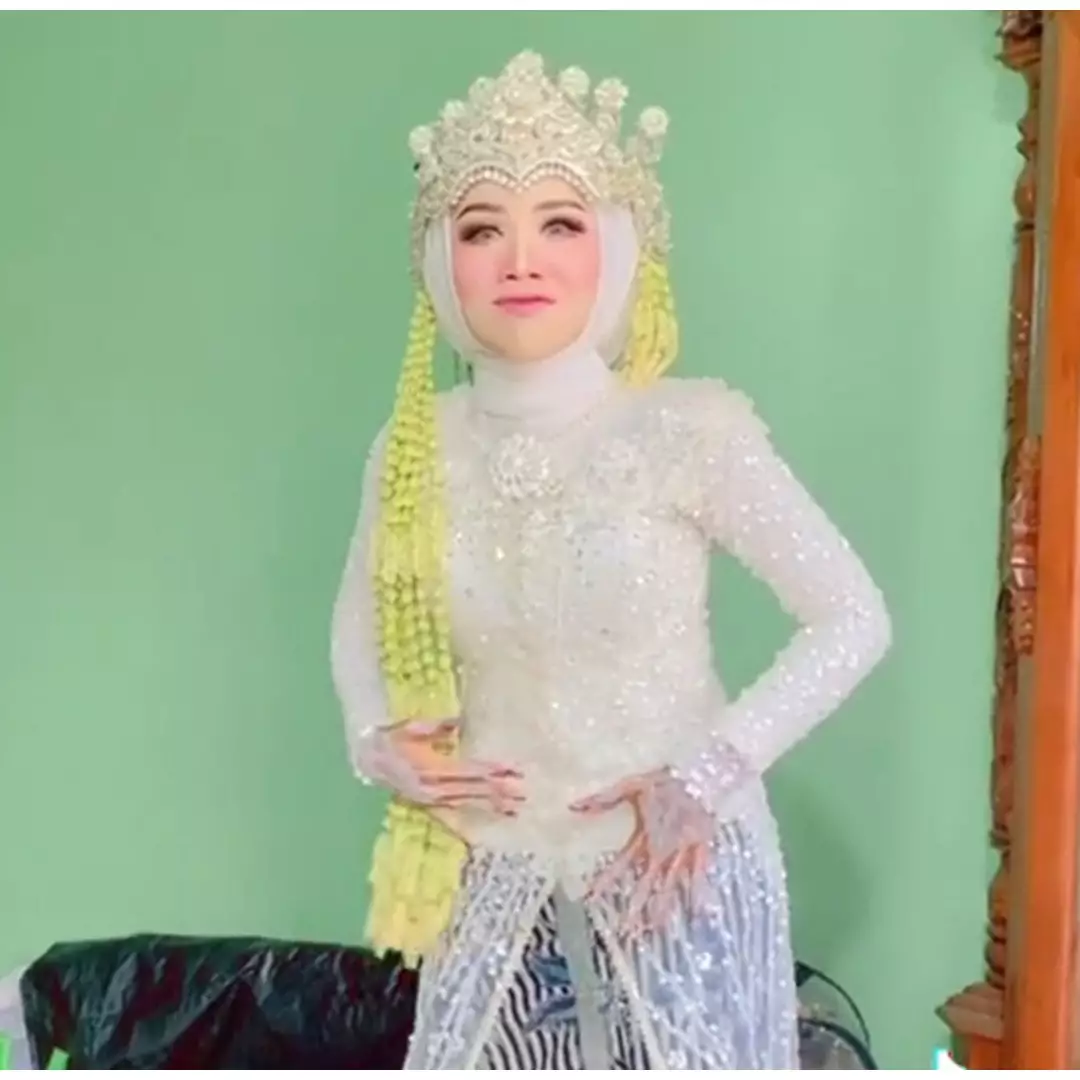 Wanita tomboi dimakeup jadi pengantin Sunda ini bar-bar banget, ternyata begini potret wajah aslinya