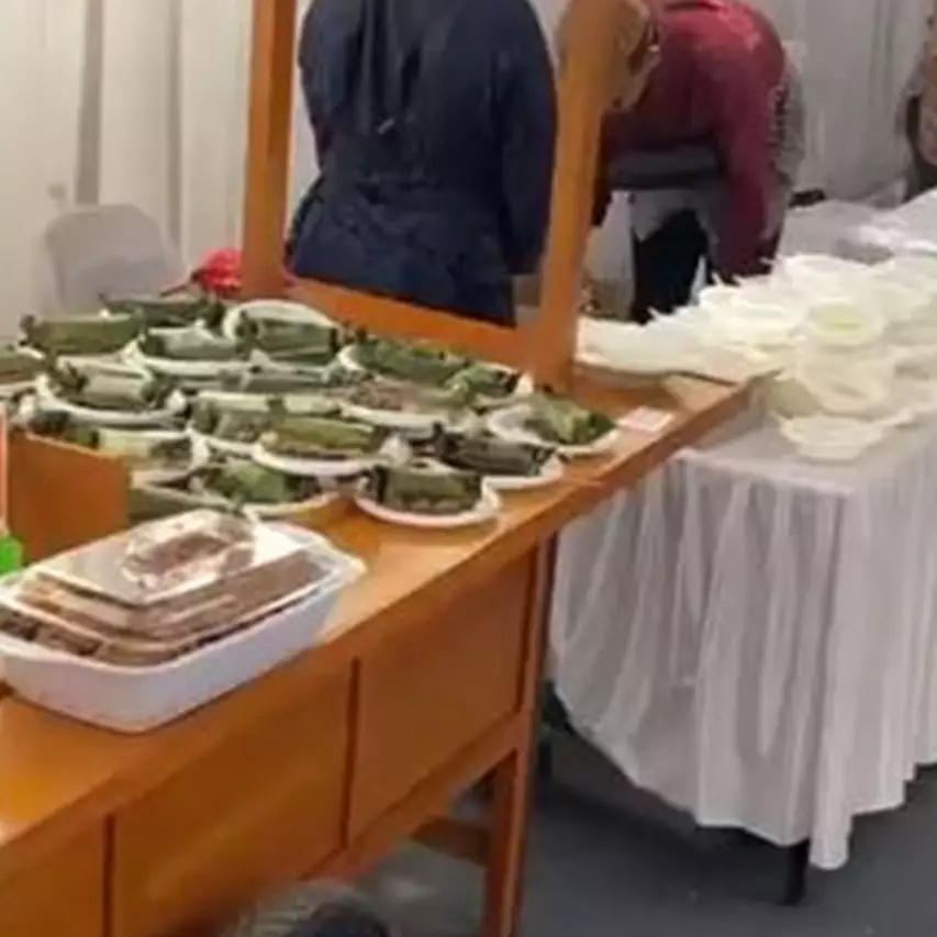 Potret kondangan dengan menu nggak biasa ini bikin full senyum, makanannya bak festival jajanan