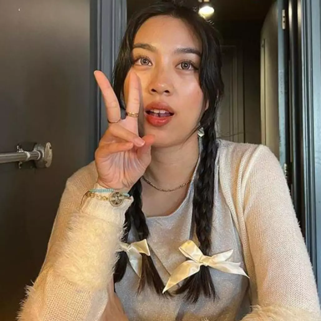 9 Momen Bimbim Slank hadiri wisuda anak di Inggris, penampilannya pakai udeng tuai atensi