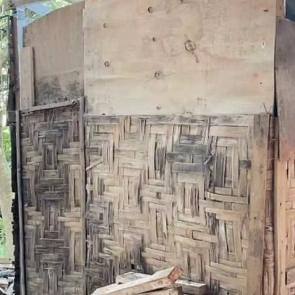 Hampir terkecoh dari bentuk luarnya, 11 potret kamar mandi kumuh dari bilik bambu ini isinya estetik