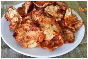 Tak perlu dimasak 2 kali, begini cara goreng emping karamel agar gula meresap sempurna