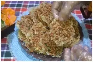 Tanpa es batu atau kapur sirih, ini trik goreng peyek agar renyah meskipun bentuknya tebal