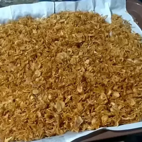 Tanpa bahan tambahan, begini cara menggoreng bawang merah agar renyah dan tidak gosong