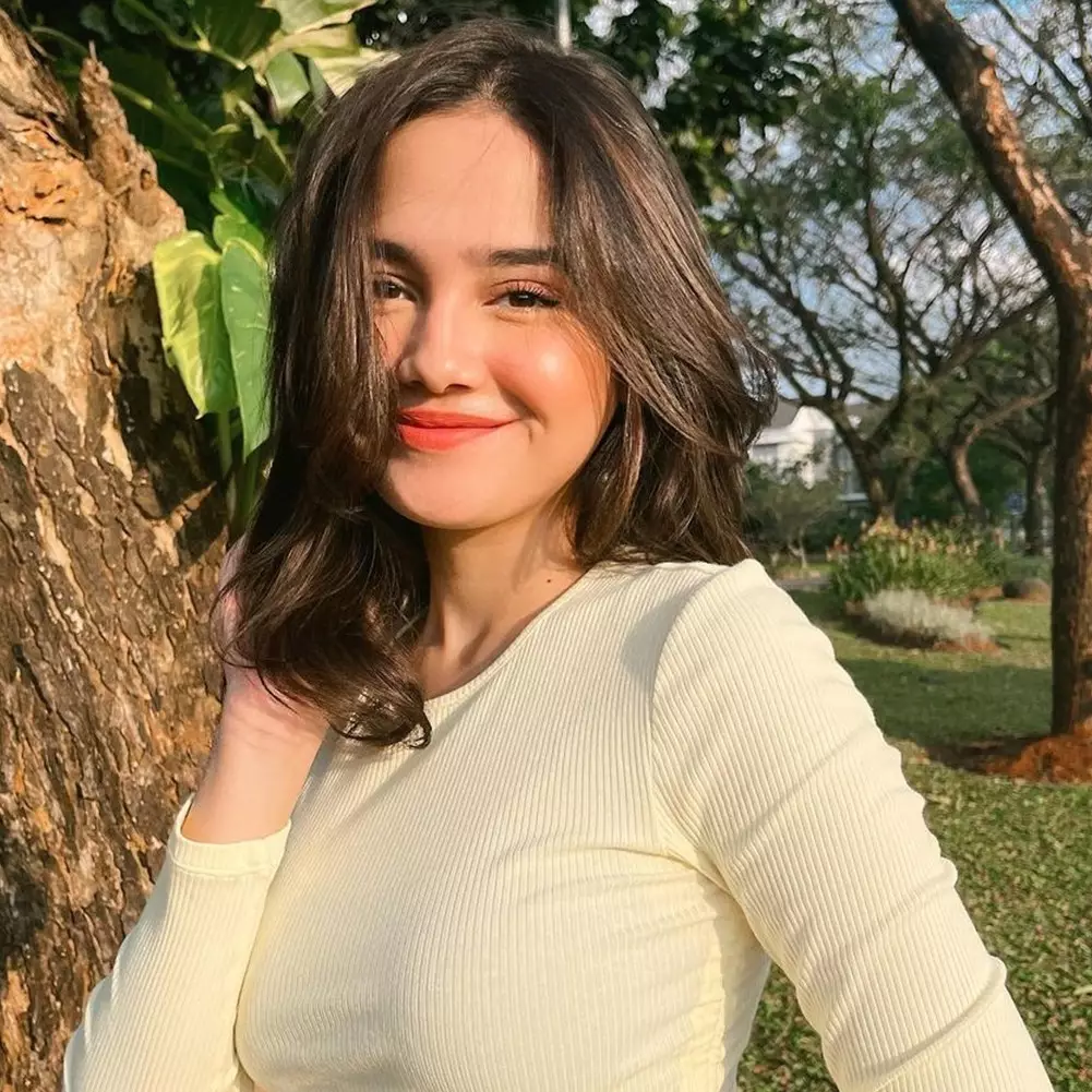 Parasnya disebut mirip Selena Gomez, 9 potret Syifa Hadju no makeup ini bikin salah fokus