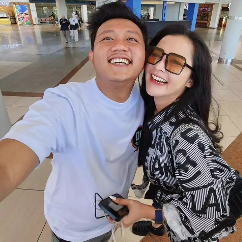 Ikut komentar di unggahan Denny Caknan, ibunda Happy Asmara ungkap sakit hati dikaitkan dengan Bella