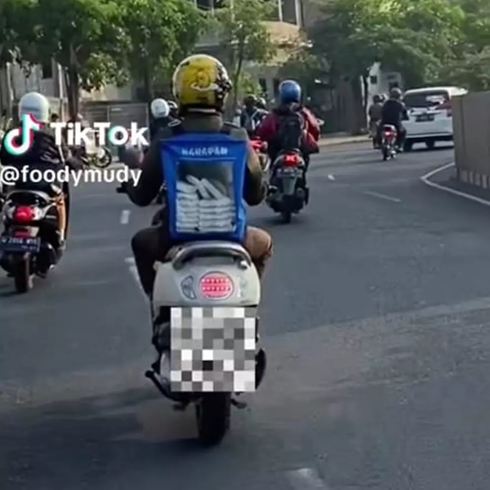 Momen kocak pengendara motor bikin pengguna jalan lain salfok, dikira tukang kerupuk keliling