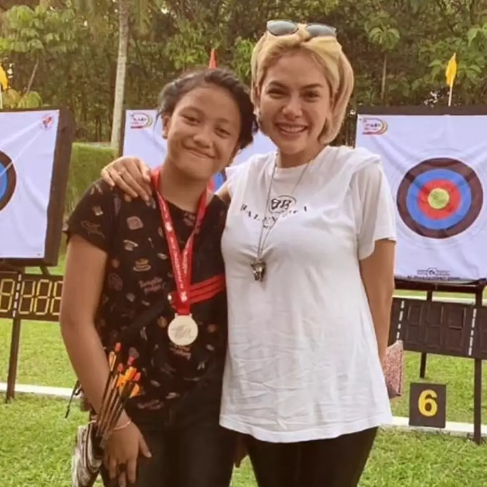 Kini makin pede tampil pakai riasan bold, intip 11 transformasi Loly Meizani putri Nikita Mirzani