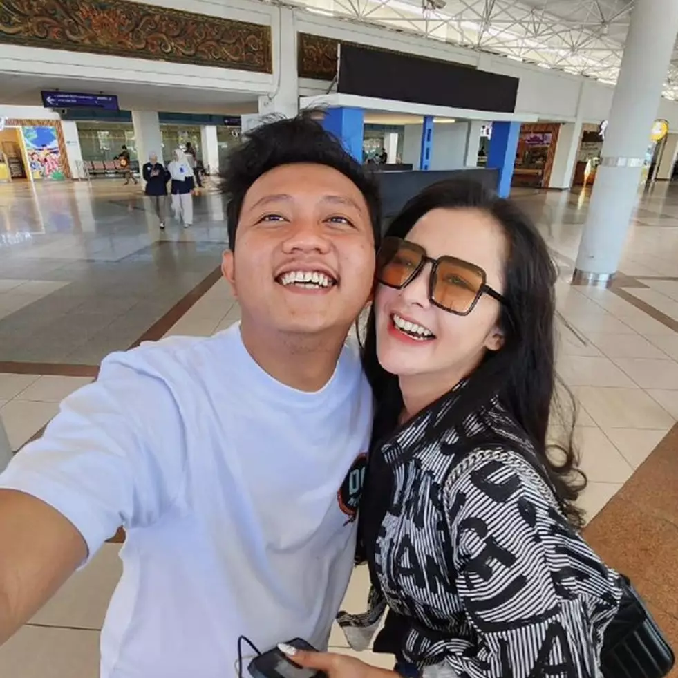 9 Momen Bella Bonita dampingi Denny Caknan manggung, jadi MUA dadakan untuk suami