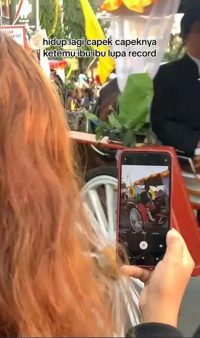 aksi kocak emak-emak di jalanan TikTok aksi kocak emak-emak di jalanan TikTok