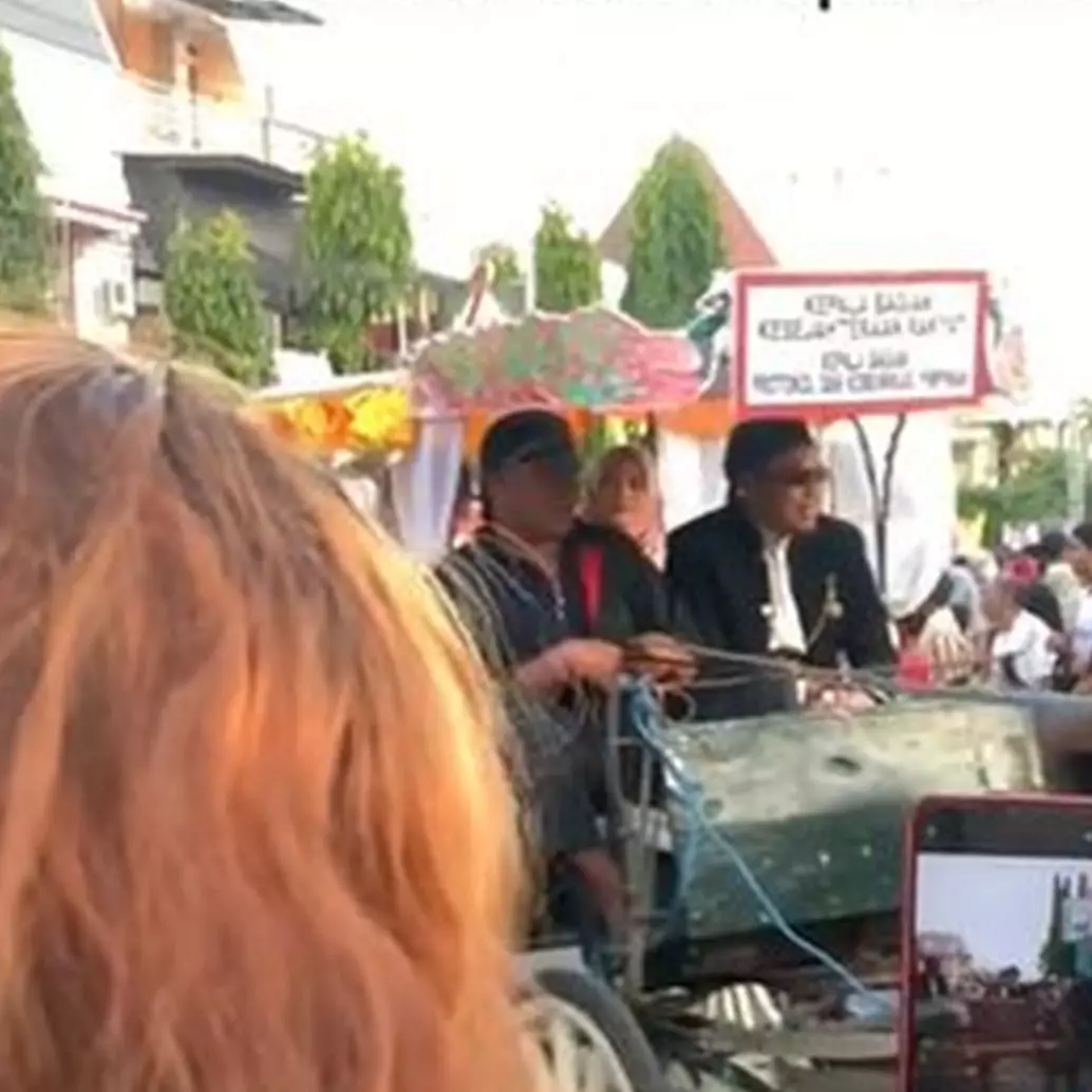 Niat hati abadikan pawai Grebeg Suro, yang dilakukan oleh emak-emak ini malah bikin geleng kepala
