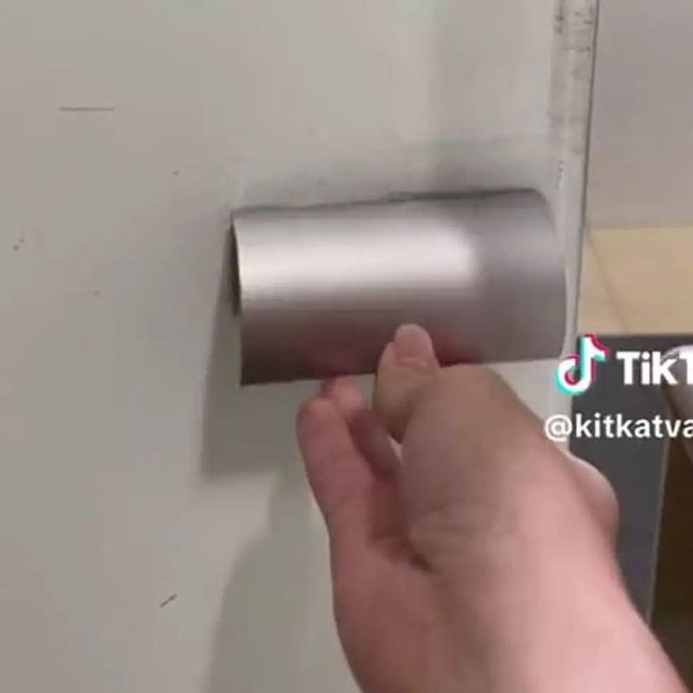 Salah desain pada kunci pintu toilet ini sukses bikin bingung, konsepnya gimana sih?