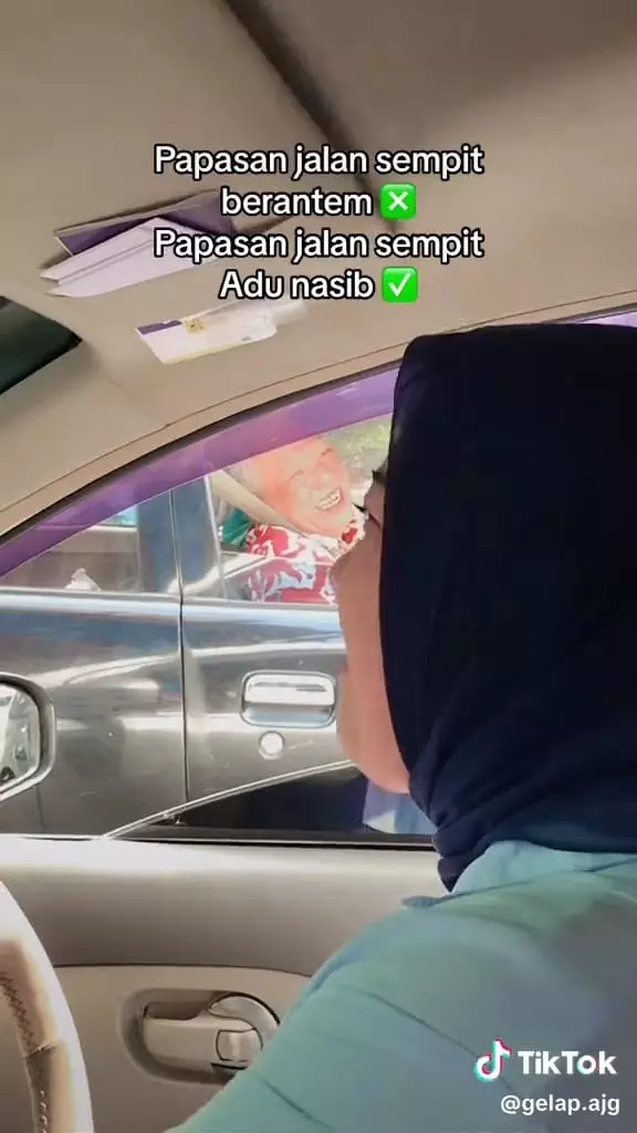 Mobil papasan di jalan sempit  © TikTok