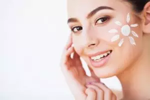17 Rekomendasi sunscreen untuk cerahkan kulit harga di bawah Rp 200 ribu, bikin wajah tampak flawless