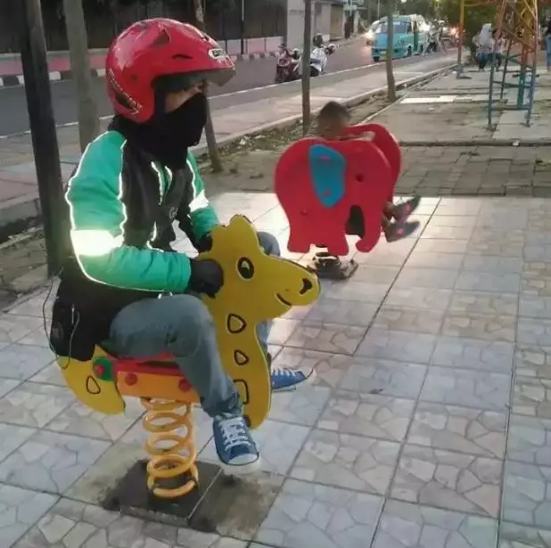 Potret kocak kelakuan orang dewasa seperti anak kecil Berbagai sumber