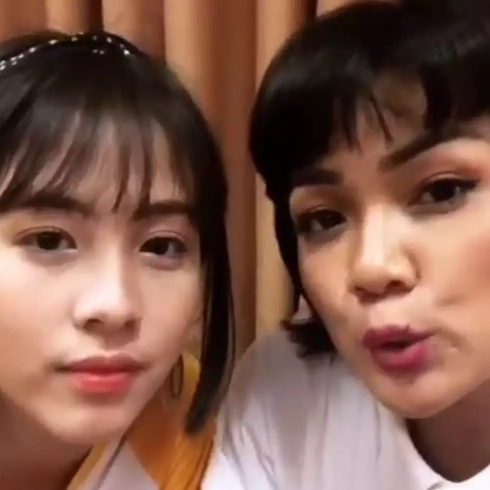 7 Momen Nirina Zubir nonton konser bareng Adhisty Zara, penampilannya disebut bak sebaya