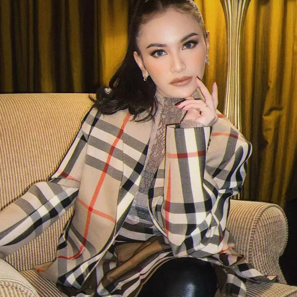 Potret 8 artis kenakan busana adat Bali saat Melaspas, penampilan Raisa bak keluarga ningrat